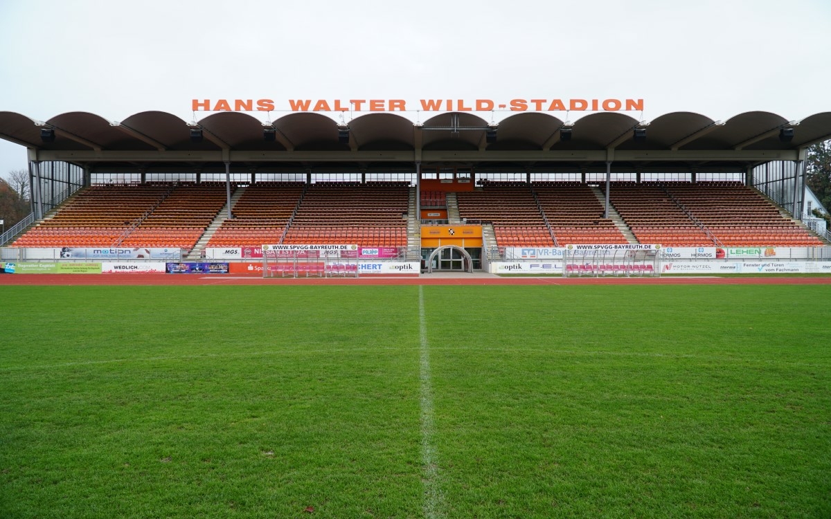 Die Bauarbeiten für ein Flutlicht im Hans-Walter-Wild-Stadion in Bayreuth haben begonnen. Archivfoto: Raphael Weiß