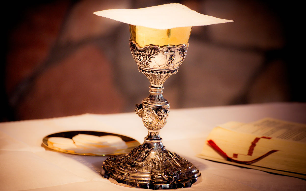 Für das Abendmal stehen Hostien, ein Kelch mit Wein und die Bibel bereit. Foto: pixabay