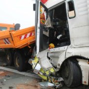 Ein Lastwagen ist auf der A9 im Landkreis Hof ungebremst in einen Baustellen-Lkw gekracht. Foto: NEWS5/Fricke
