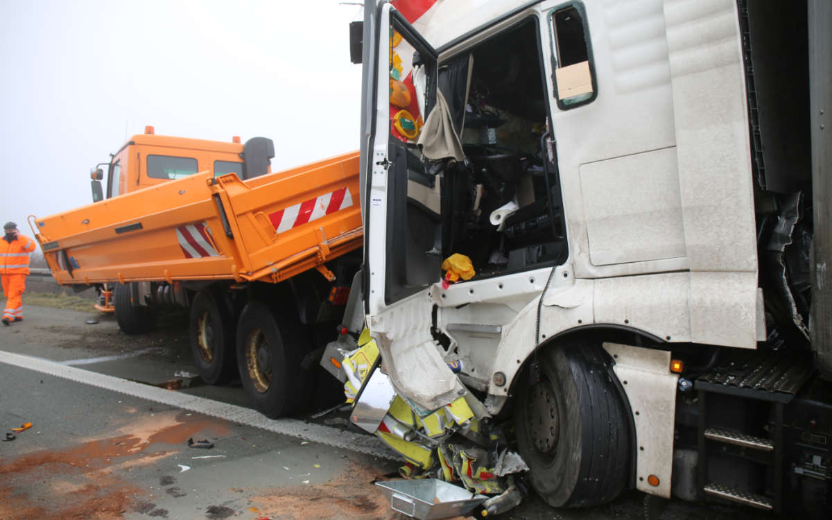 Ein Lastwagen ist auf der A9 im Landkreis Hof ungebremst in einen Baustellen-Lkw gekracht. Foto: NEWS5/Fricke