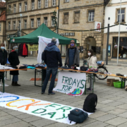 Die Bewegung Fridays For Future in Bayreuth hat auf dem Marktplatz am Neptunbrunnen eine Tauschbörse veranstaltet. Foto: Katharina Adler
