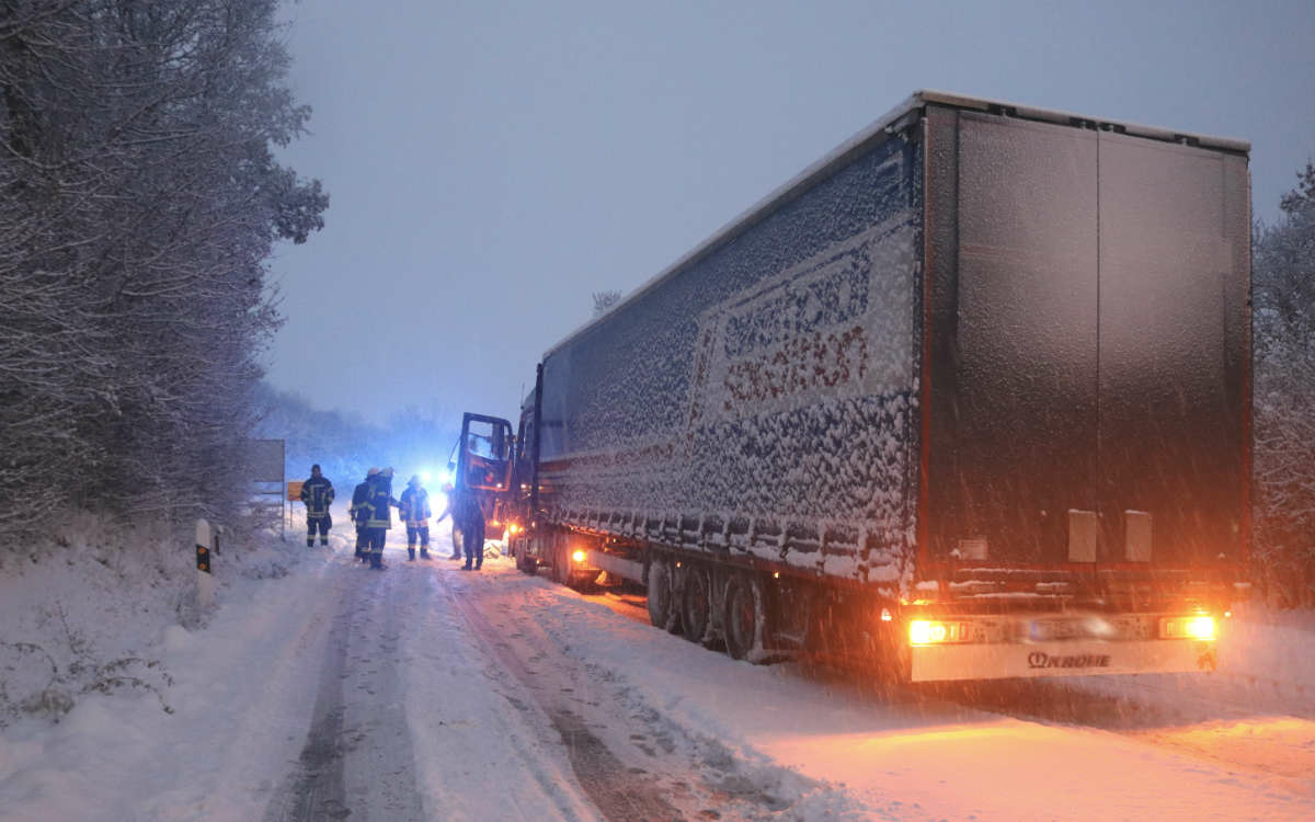 Unfall in Franken bei Schnee und Eis. Foto: News5/Weddig