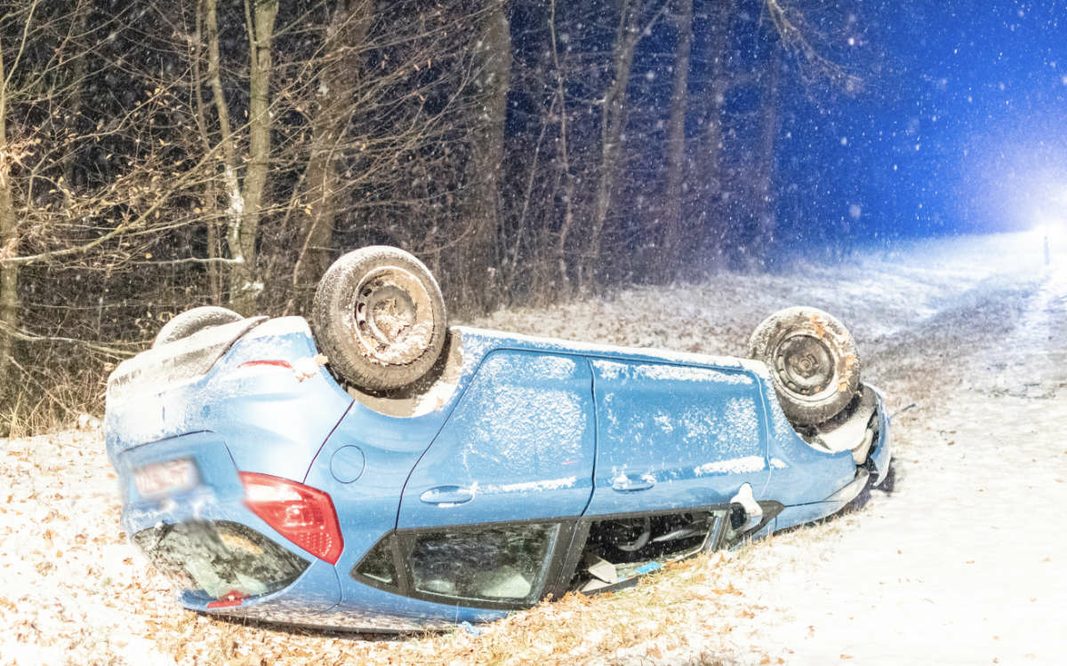 Ein Auto rutschte in Franken am Dienstag (1.12.2020) wegen Schnee in den Graben und überschlug sich. Foto: News5/Bauernfeind