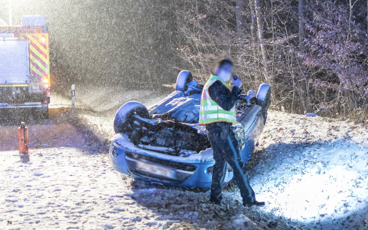 Ein Auto rutschte in Franken am Dienstag (1.12.2020) wegen Schnee in den Graben und überschlug sich. Foto: News5/Bauernfeind