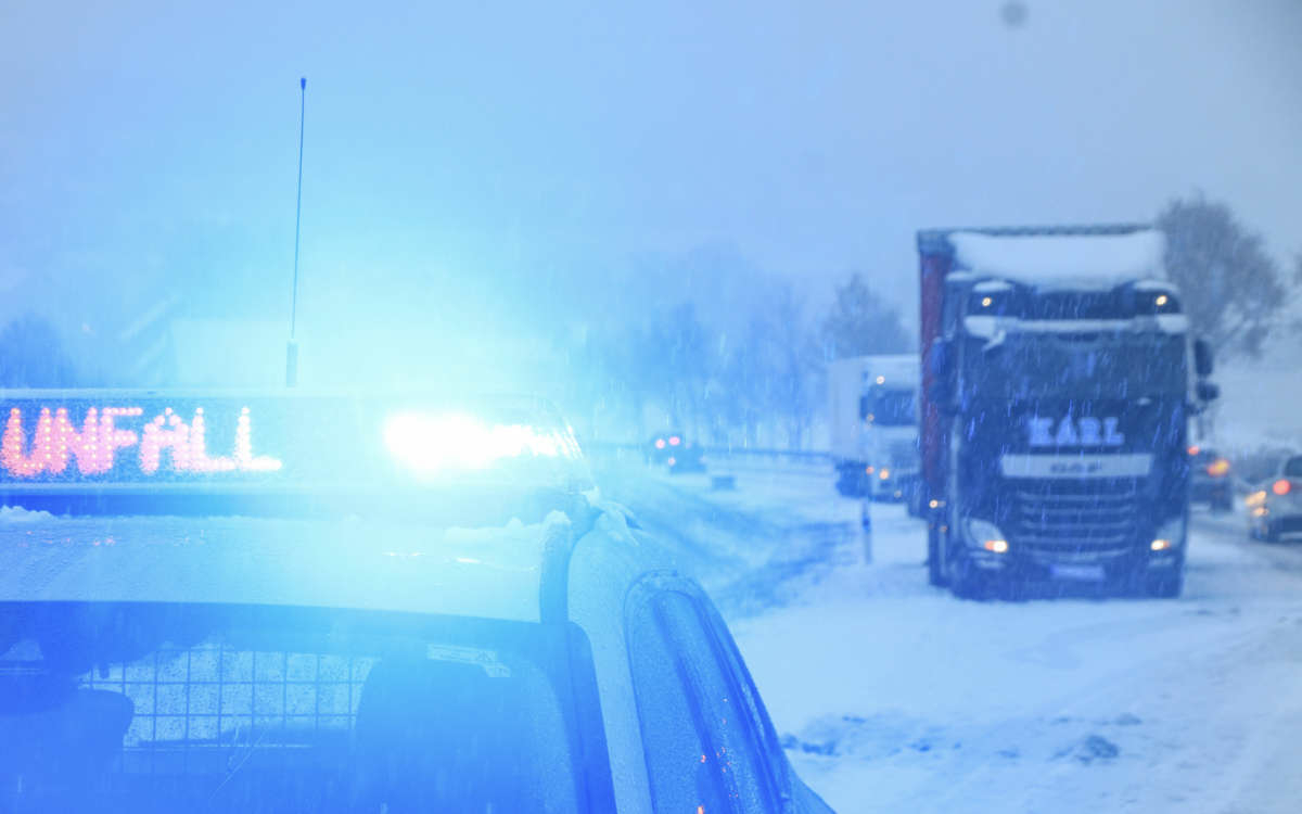 Wegen Schnee gab es am Dienstag (1.12.2020) Verkehrschaos im Landkreis Bamberg. Foto: News5/Merzbach