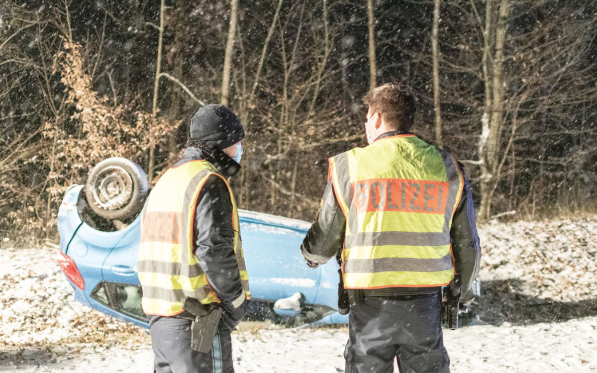 In Mittelfranken (bei Fürth) hat sich ein Auto wegen schneebedeckten Straßen überschlagen und ist im Graben gelandet. In Bayreuth gab es nur wenige Unfälle. Foto: News5/Bauernfeind