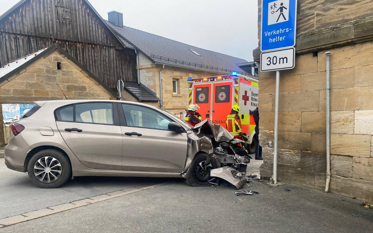 Auto kracht in Gesees in Hauswand. Foto: News5/Holzheimer