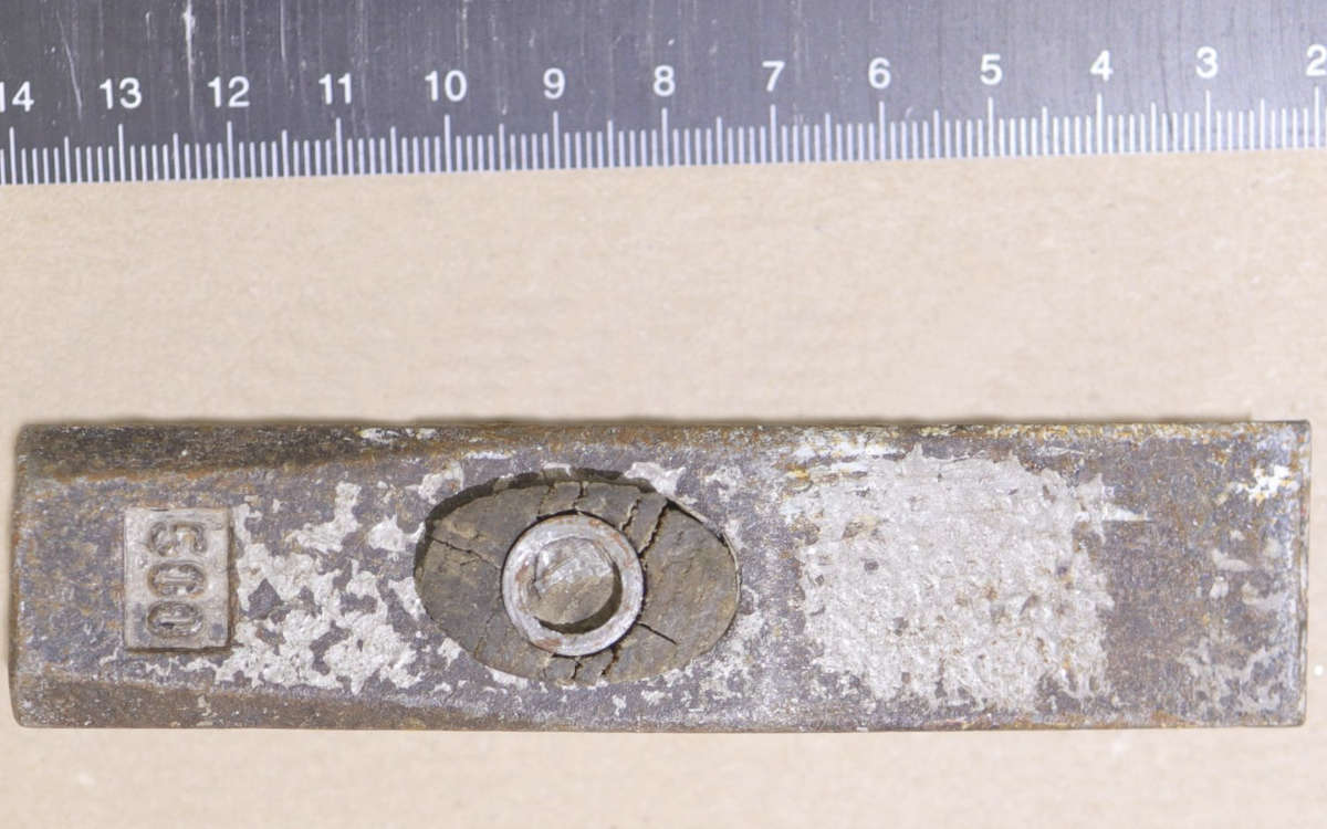 Dieser Hammer wurde von Polizisten am Tatort gefunden. Auffällig sind die Reste der silbernen Lackierung, die sich an Ober- und Unterseite finden. Foto: Polizei