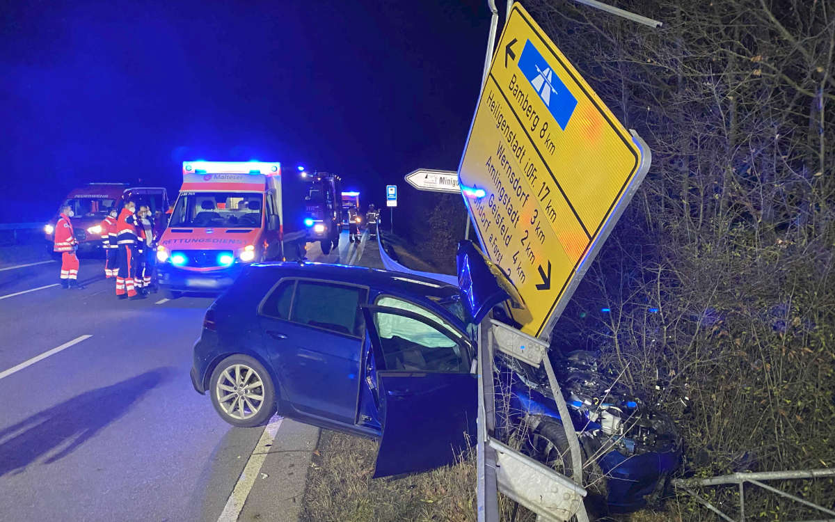 Im Landkreis Bamberg hat eine Frau eine Kreuzung übersehen. Ihr Auto wurde unter der Leitplanke eingeklemmt. Foto: News5/Merzbach