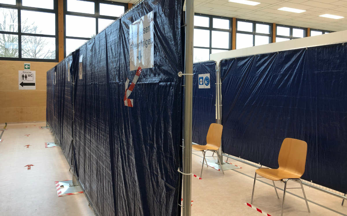 Das neue Impfzentrum in der Turnhalle der Johannes-Kepler-Realschule in Bayreuth. Foto: Katharina Adler