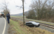 Im Landkreis Kulmbach ist ein Auto auf die Bahngleise gestürzt. Die Strecke musste für mehrere Stunden gesperrt werden. Foto: Polizei Stadtsteinach