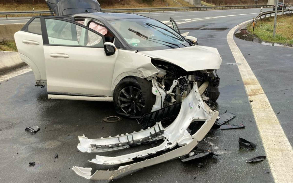 Unfall bei Bayreuth: Ein Auto ist mit 120 km/h durch den Parkplatz Sophienberg an der A9 gerast und verunfallt. Foto: Polizei Bayreuth