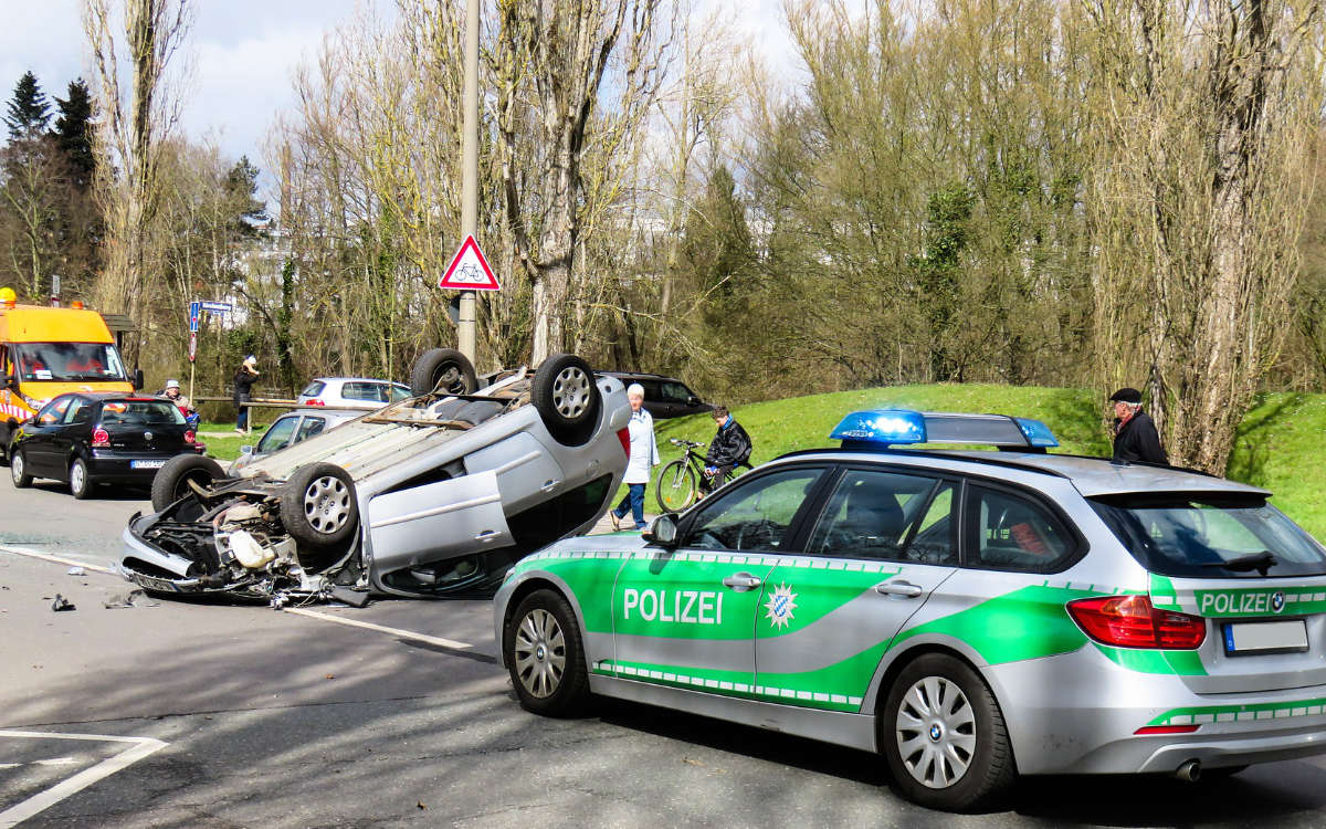 Bei einem schweren Unfall im Landkreis Kulmbach hat sich am Sonntagnachmittag ein Auto überschlagen. Symbolbild: pixabay