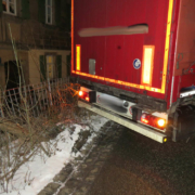 Ein Lkw hat in Himmelkron einen großen Schaden hinterlassen, weil er sich festgefahren hatte. Foto: Polizei Stadtsteinach