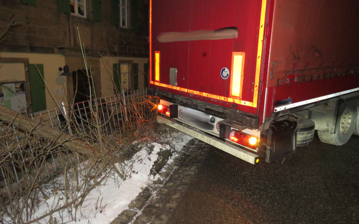 Ein Lkw hat in Himmelkron einen großen Schaden hinterlassen, weil er sich festgefahren hatte. Foto: Polizei Stadtsteinach