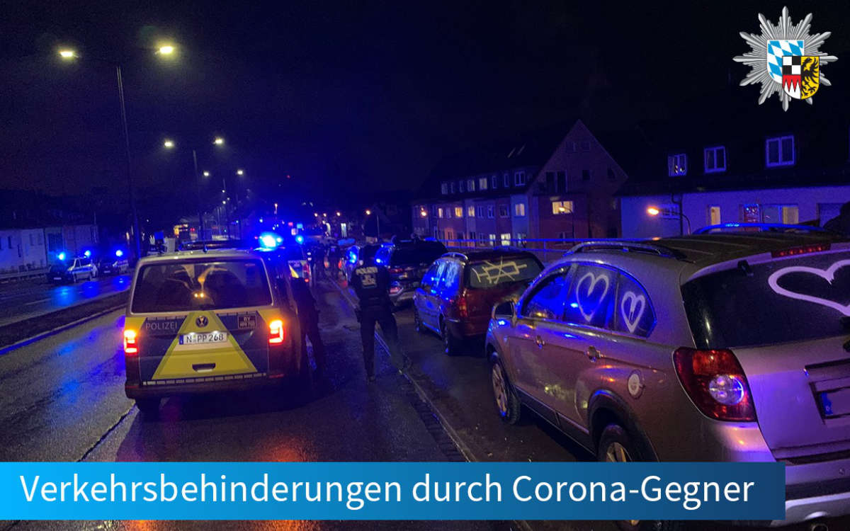 Corona-Gegner blockierten mit bemalten Autos die A73. Foto: Polizei Mittelfranken