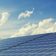 Vor allem Bayreuths Schulen könnten bald Photovoltaik-Anlagen aufs Dach bekommen. Symbolfoto: Pixabay