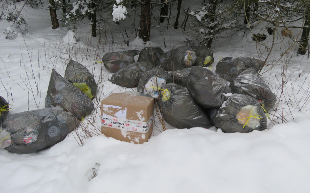 Müllsünder bei Kupferberg: Die Polizei sucht Zeugen. Foto: Polizei