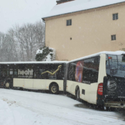 Im Landkreis Kulmbach machte Schneefall einem Busfahrer bei einer Probefahrt einen Strich durch die Rechnung. Foto: Polizei Stadtsteinach