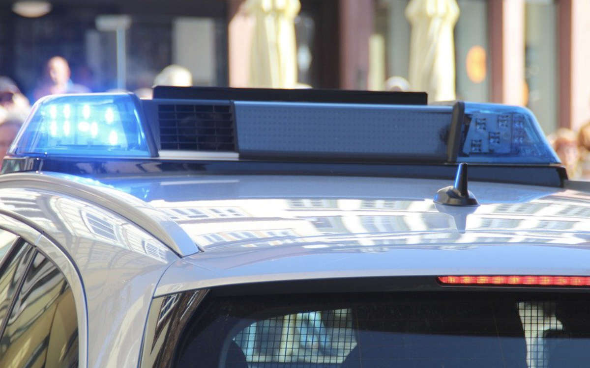 Am Montag erhielt die Polizei Marktredwitz einen Notruf von einem verlassenen Fahrzeug. Symbolbild: Pixabay