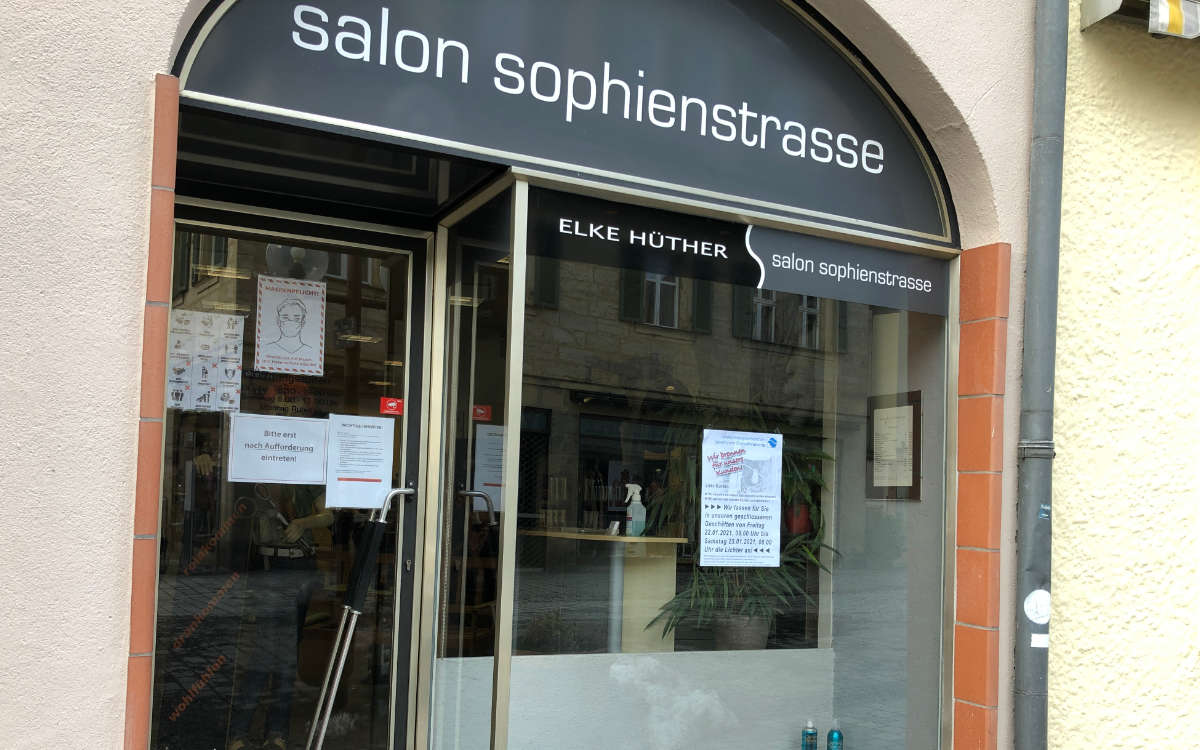 In Bayern machen Friseure auf ihre Situation in der Corona-Krise aufmerksam - auch in Bayreuth. Foto: Katharina Adler