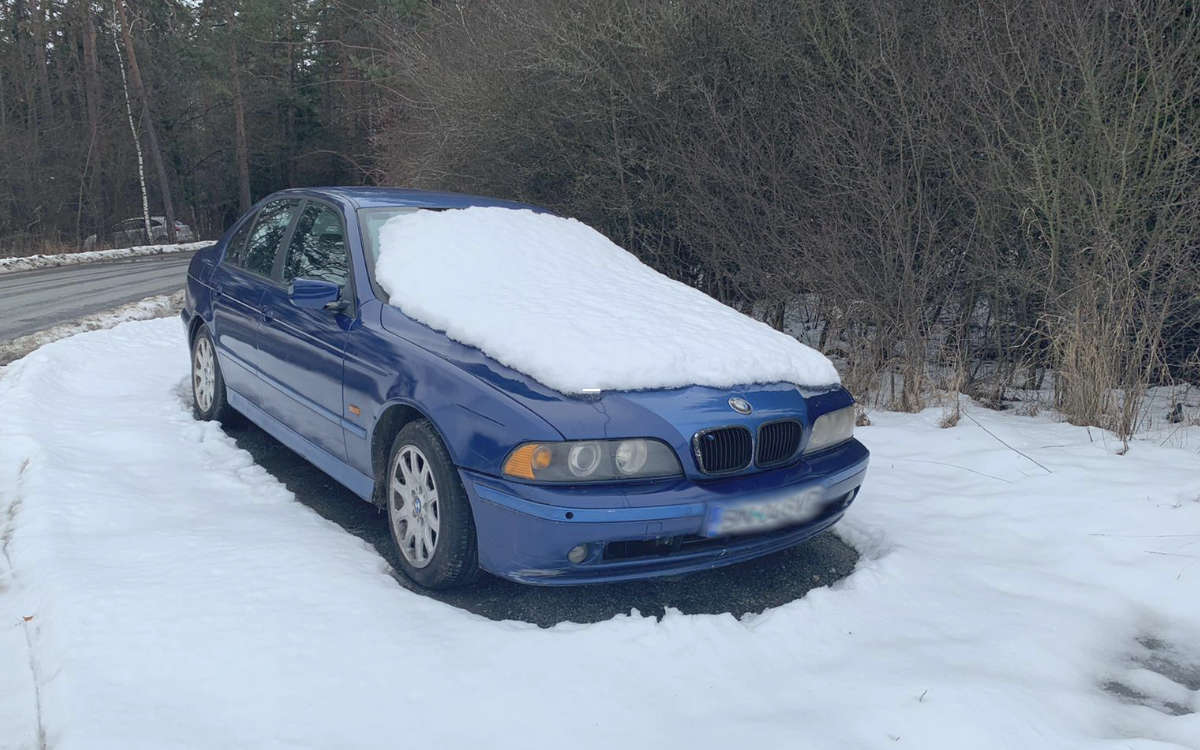 Ein Leser hat einen BMW entdeckt, der seit Wochen ungenutzt am Bindlacher Berg bei der Auffahrt zur A9 herumsteht. Foto: Privat