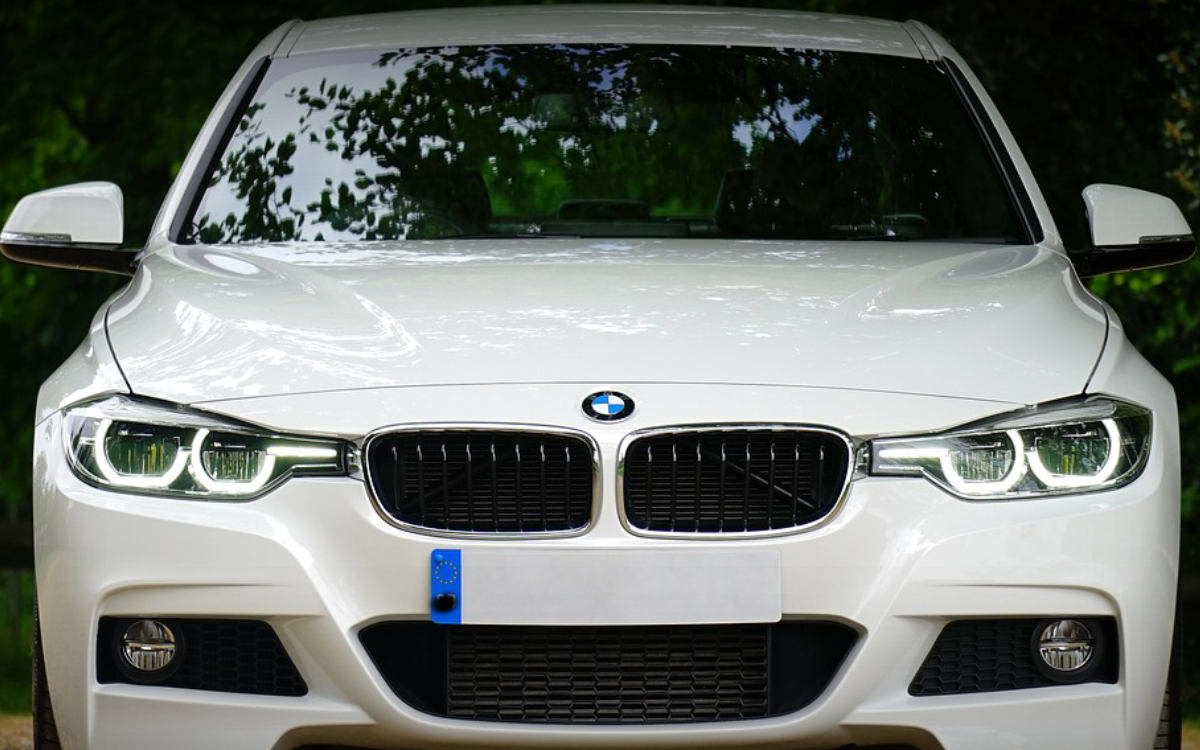 Ein Oberfranke hat mit seinem BMW einen teuren Unfall gebaut. Symbolfoto: pixabay