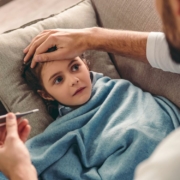 Leiden Kinder unter Husten, Schnupfen und leichtem Fieber, ist eine Erkältung wahrscheinlicher als Covid-19. Foto: djd/Esberitox/georgerudy - stock.adobe.com