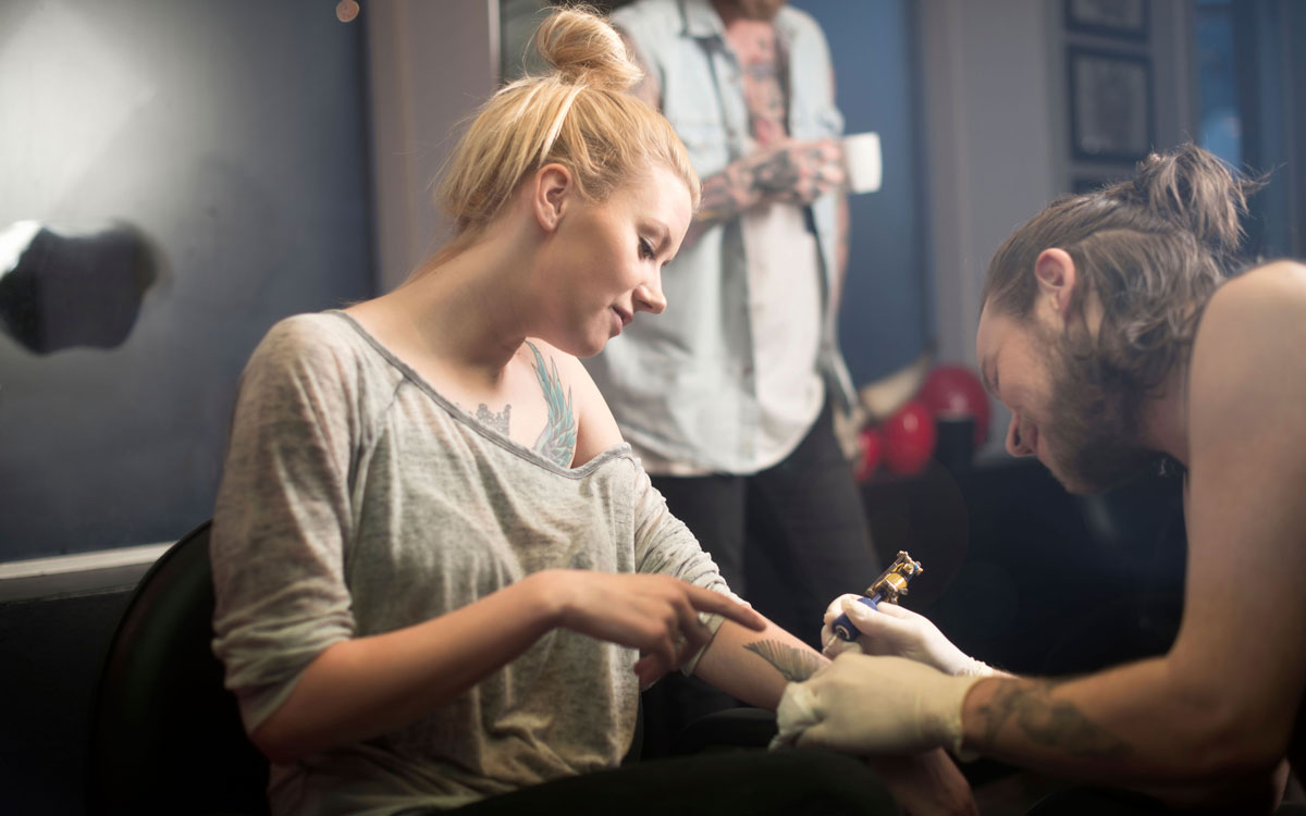 Das Stechen eines Tattoos kann ganz schön schmerzhaft sein. Mit einer lokalen Betäubung lässt es sich entspannter ertragen. Foto: djd/www.galenpharma.de/GettyImages/Portra