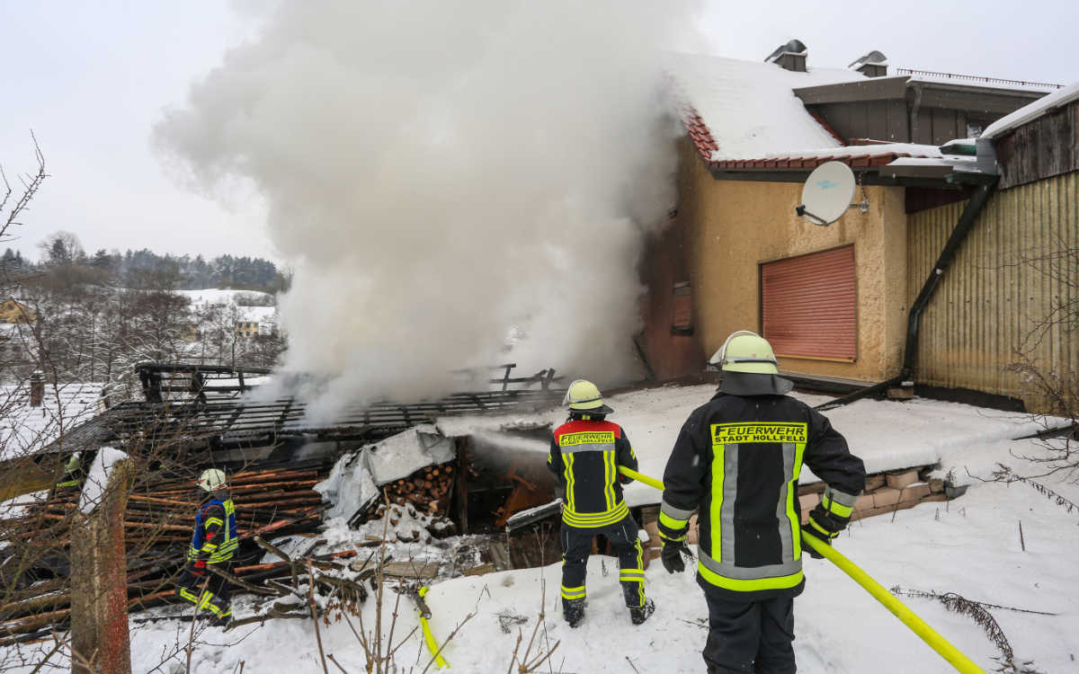 In Aufseß (Lkr. Bayreuth) hat der Anbau eines Wohnhauses gebrannt. Foto: NEWS5/Merzbach
