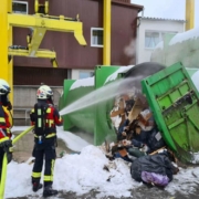 Besonderer Einsatz für die Feuerwehr: Container der Müllumladestation Bayreuth bekommt satte Dusche. Foto: FFW Bindlach