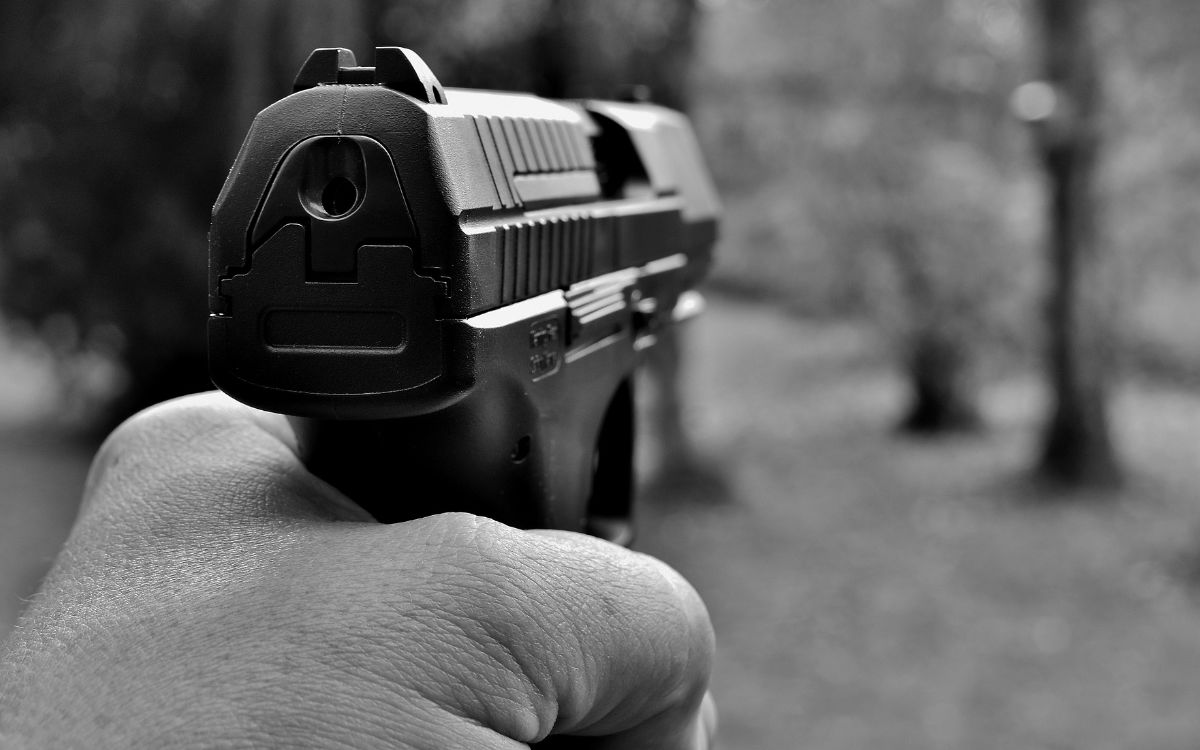 Ein Bayreuther hat in Richtung eines 21-Jährigen geschossen. Zuvor hat er ihn durch den Landkreis Bayreuth verfolgt. Symbolfoto: Pixabay