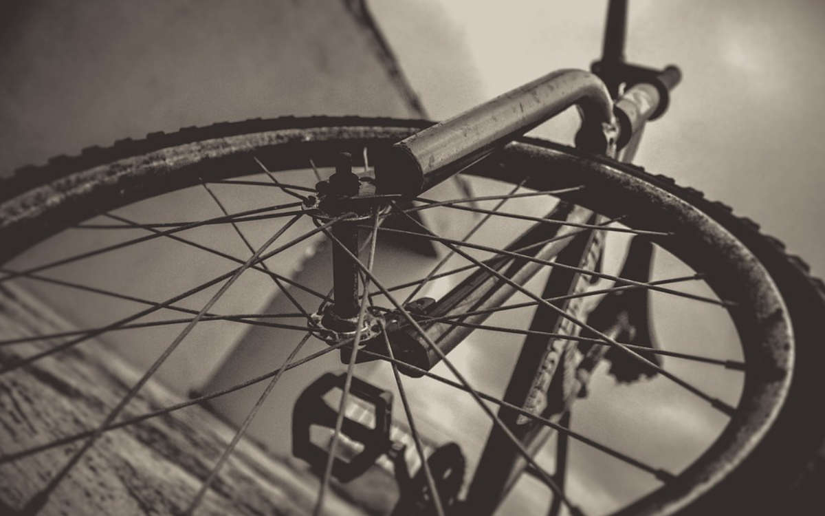 Ein Mann ist in Franken nach einem mutmaßlichen Sturz vom Fahrrad verstorben. Symbolbild: Pixabay