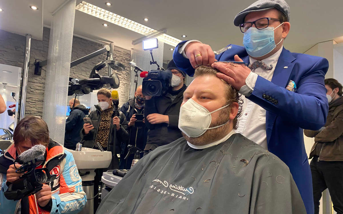 Der Bayreuther Friseurmeister Andreas Nuissl hat seinen ersten Friseurtermin nach dem Lockdown für 422 Euro versteigert. Das Geld geht an einen guten Zweck. Foto: News5/Merzbach