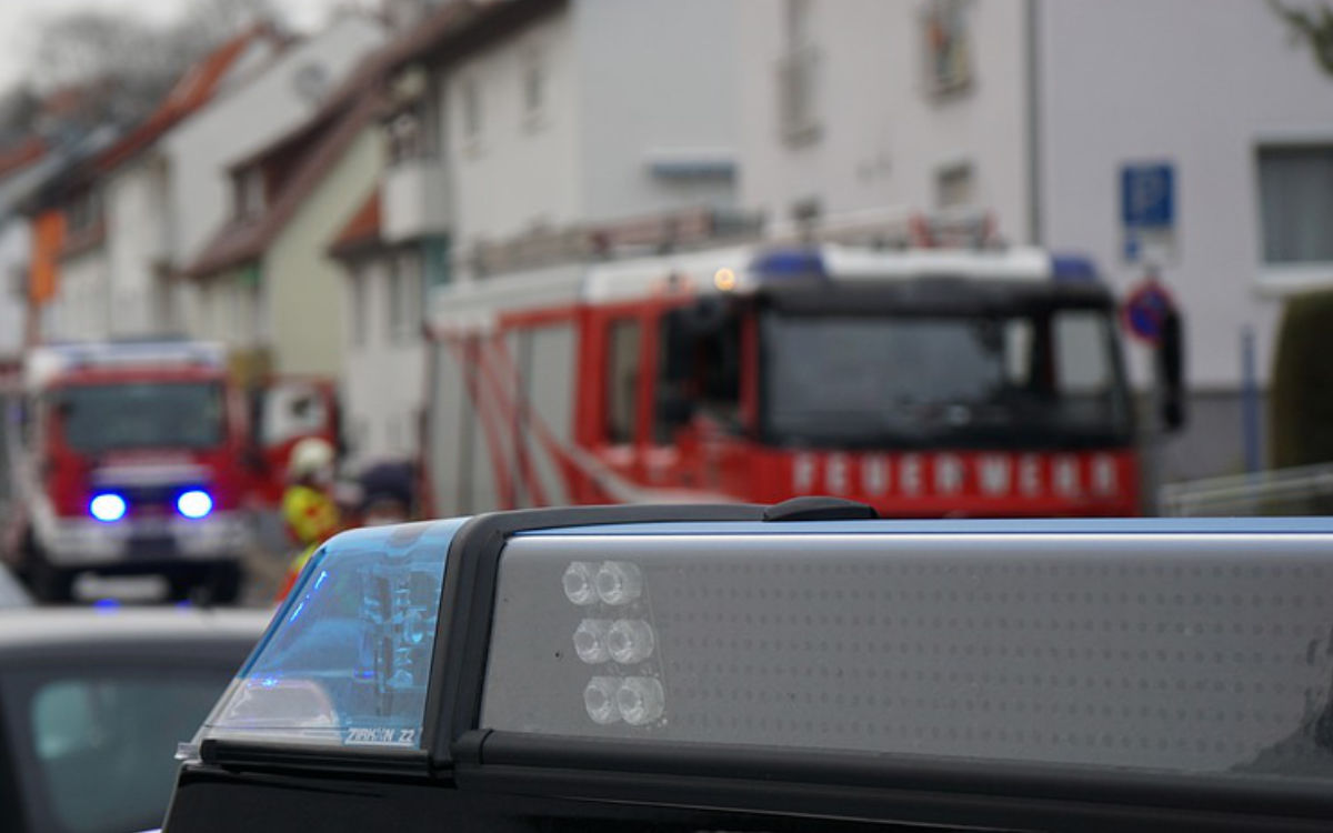 Feuerwehr und Polizei halfen den 40 Fahrgästen nach dem Brand auf der A9 nahe Bayreuth. Symbolfoto: Pixabay