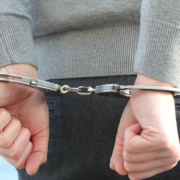 Ein Mann wurde nach einem Angriff auf Polizeibeamte festgenommen und angeklagt. Symbolfoto: Pixabay