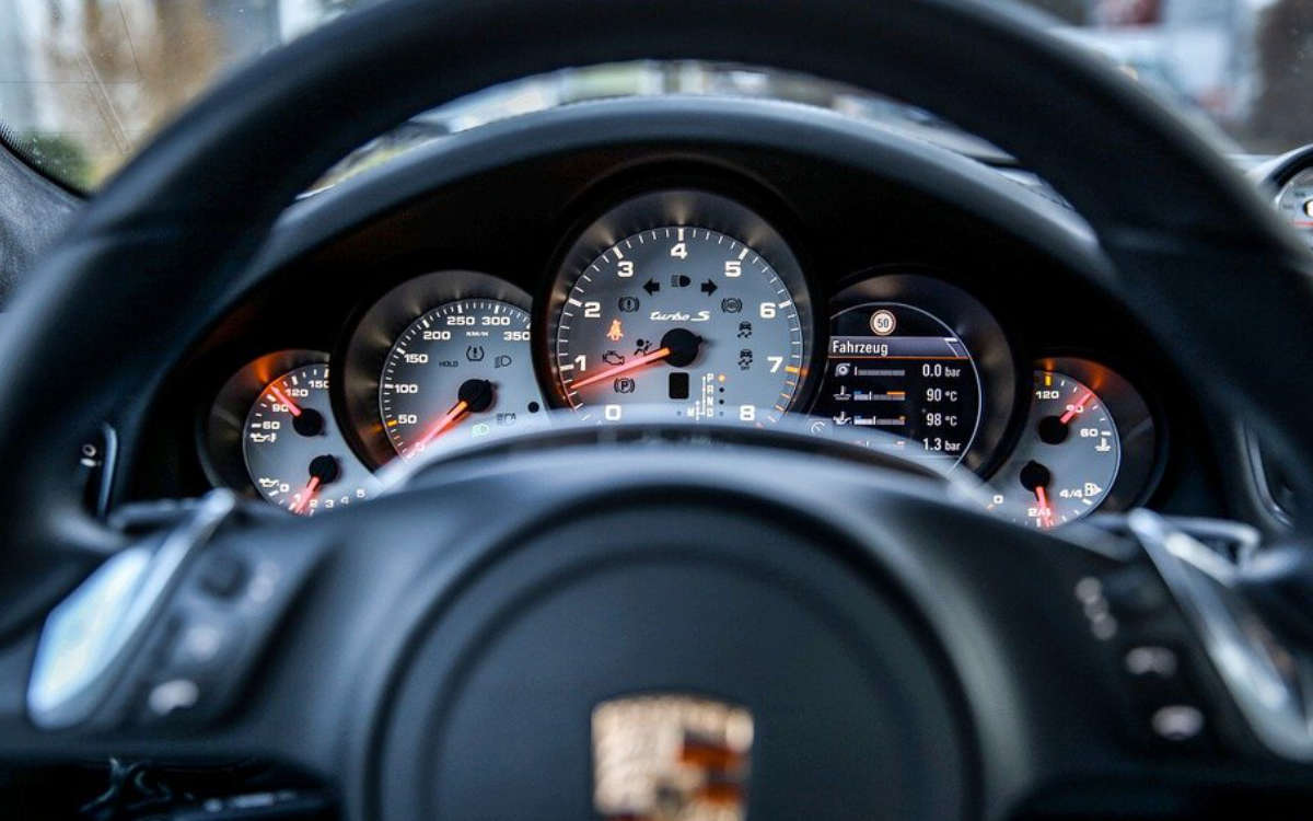 Ein Porschefahrer hat die Kontrolle über seinen Wagen verloren. Sein Auto schleuderte über die A9. Symbolfoto: Pixabay
