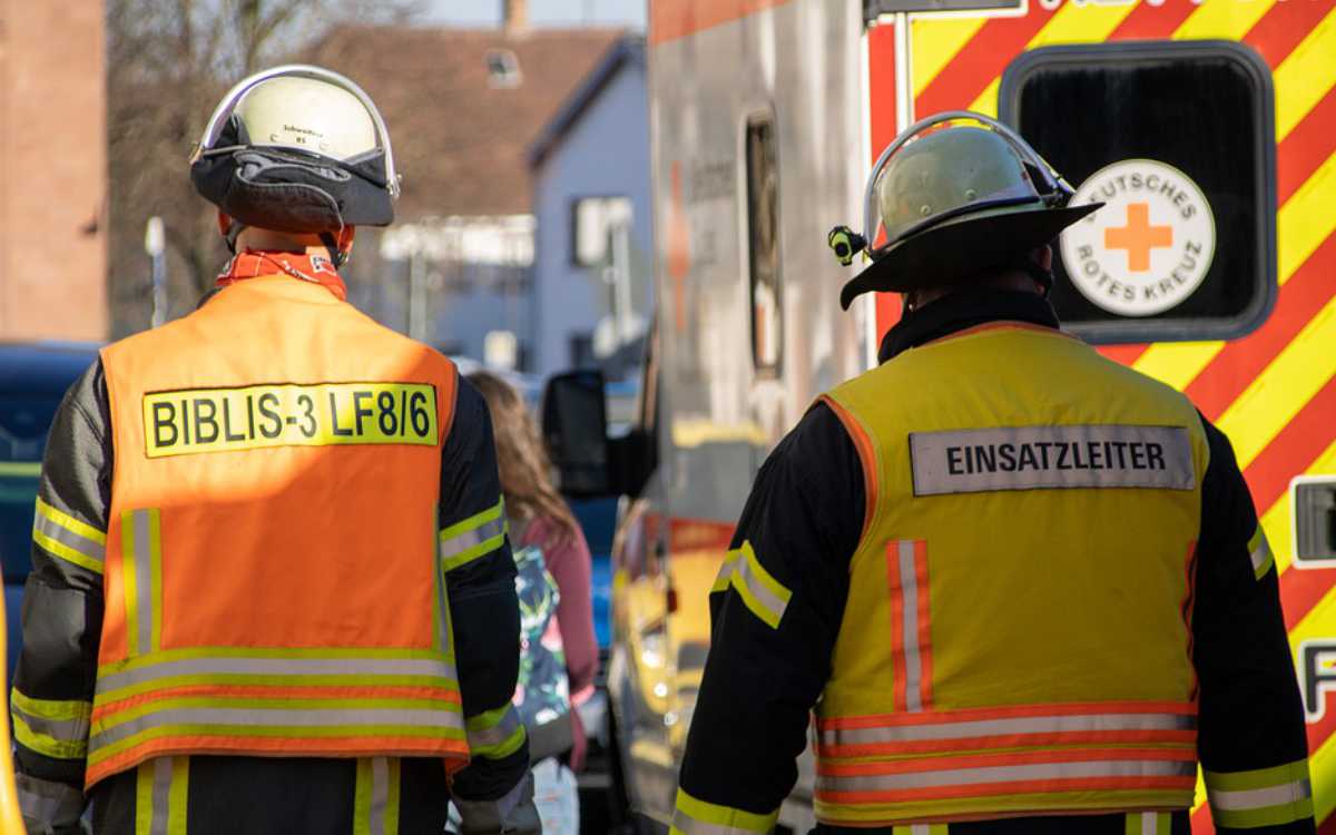 Bei einem Wohnungsbrand in Oberfranken waren Feuerwehr und Rettungsdienst im Einsatz. Symbolfoto: Pixabay