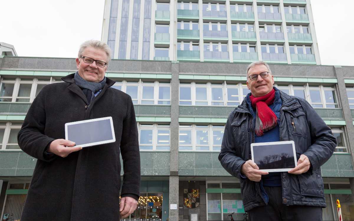Oberbürgermeister Thomas Ebersberger (links) freut sich über 50 Tablets, die ihm Stadtwerke-Geschäftsführer Jürgen Bayer überreicht hat. Foto: Stadtwerke Bayreuth