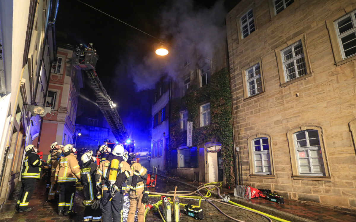 Eine Frau ist in Bamberg bei einem Wohnhausbrand ums Leben gekommen. Foto: NEWS5/Merzbach