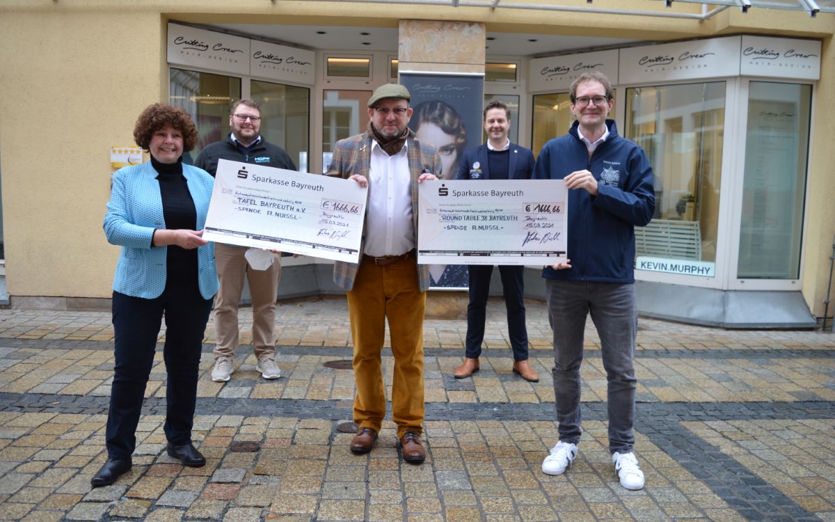 Am Montagvormittag (15.3.2021) hat der Bayreuther Friseur die Spenden aus seiner Charity-Aktion übergeben. Foto: Raphael Weiß
