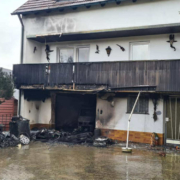 Feuer in Bindlach: Meterhohe Flammen drangen aus der Garage des Wohnhauses. Foto: Feuerwehr Bindlach