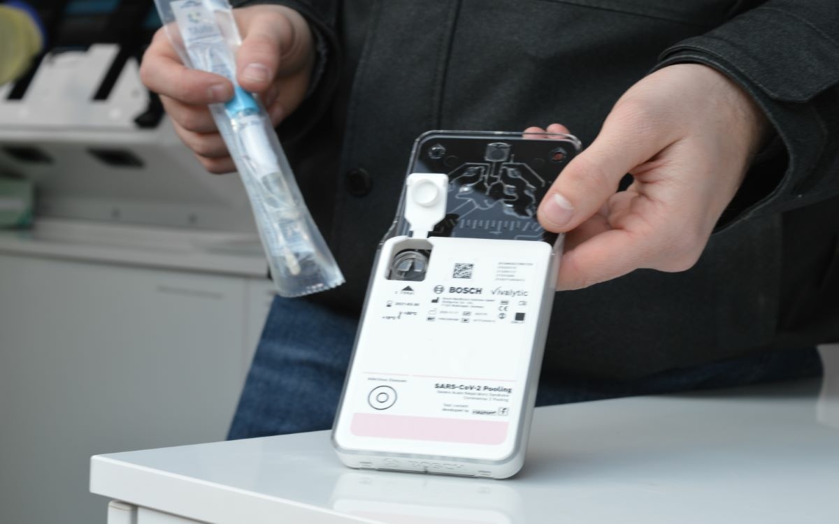 In einem Feldtest hat der BRK Kreisverband ein innovatives PCR-Testmobil auf Herz und Nieren geprüft. Am Donnerstag (18.3.2021) wurde es der Presse vorgestellt. Foto: Raphael Weiß