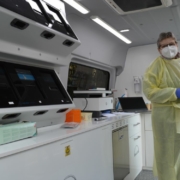 In einem Feldtest hat der BRK Kreisverband ein innovatives PCR-Testmobil auf Herz und Nieren geprüft. Am Donnerstag (18.3.2021) wurde es der Presse vorgestellt. Foto: Raphael Weiß
