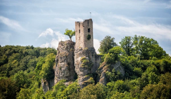 Die Burgruine Neideck ist nur eine von vielen Sehenswürdigkeiten in der Fränkischen Schweiz. Foto: TZ Fraenkische Schweiz / Florian Trykowski