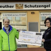 Scheckübergabe: Der Verein St. Georgen swingt hilft dem Bayreuther Schutzengel e.V. in der Corona-Krise. Foto: Jürgen Lenkeit