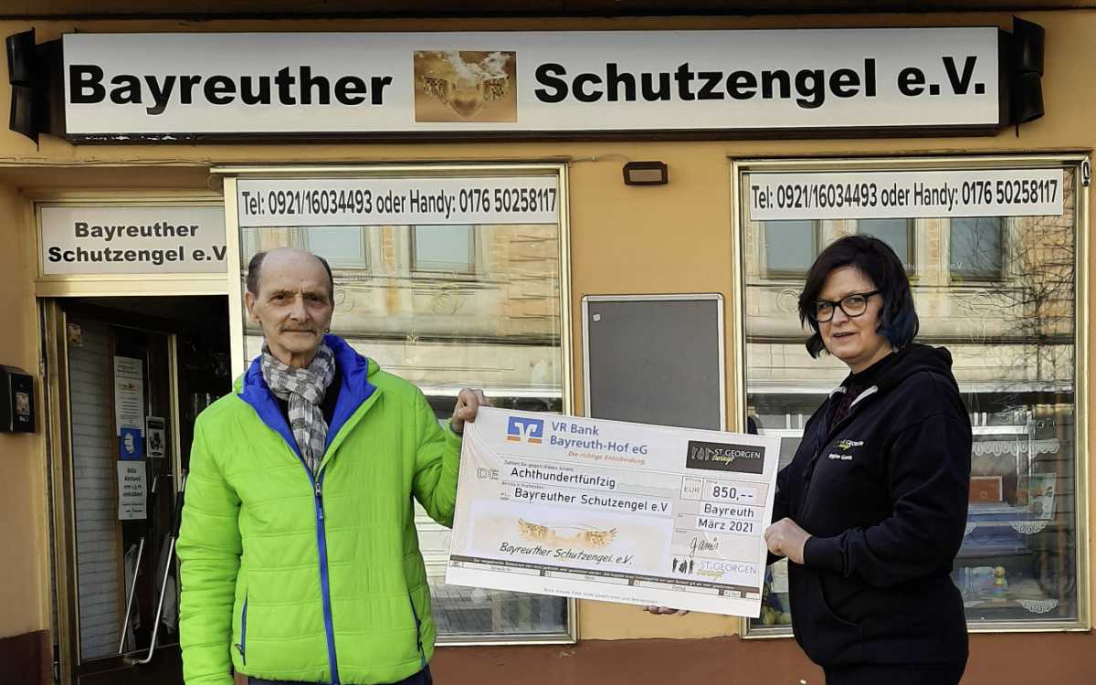 Scheckübergabe: Der Verein St. Georgen swingt hilft dem Bayreuther Schutzengel e.V. in der Corona-Krise. Foto: Jürgen Lenkeit