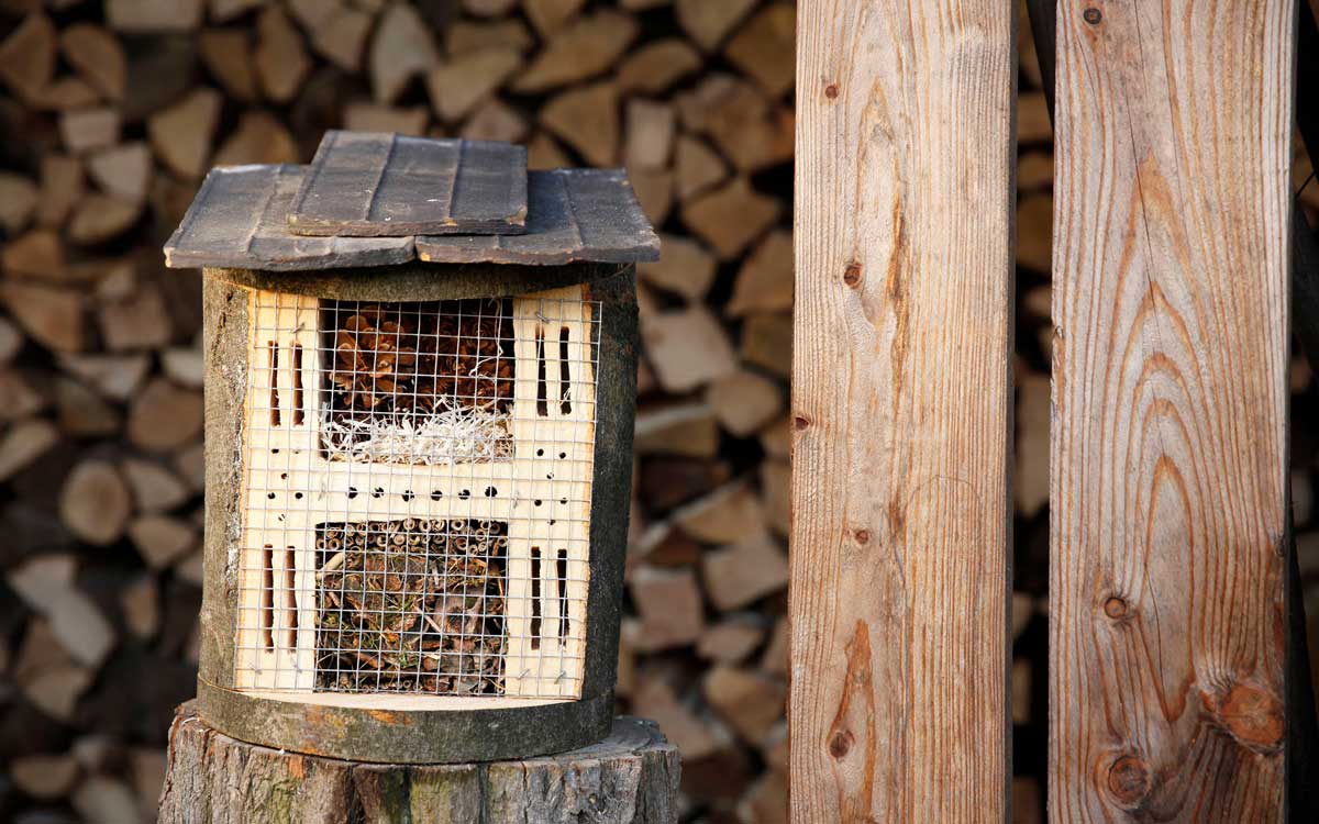 Lebensräume für bedrohte Bienenarten: Ein Insektenhotel lässt sich ganz einfach selbst bauen. Foto: djd/STIHL