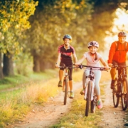 Die Region neu entdecken und kurzweilige Ausflüge mit der Familie unternehmen: Radtouren machen allen Spaß. Foto: djd/Waldenburger Versicherung/Getty Images/Kontrec