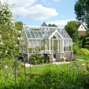 Echte Aufwertung des Gartens: Die optisch ansprechenden Gewächshäuser im britischen Stil sind handgefertigt und langlebig. Foto: djd/Andrew Burford Hartley Botanic